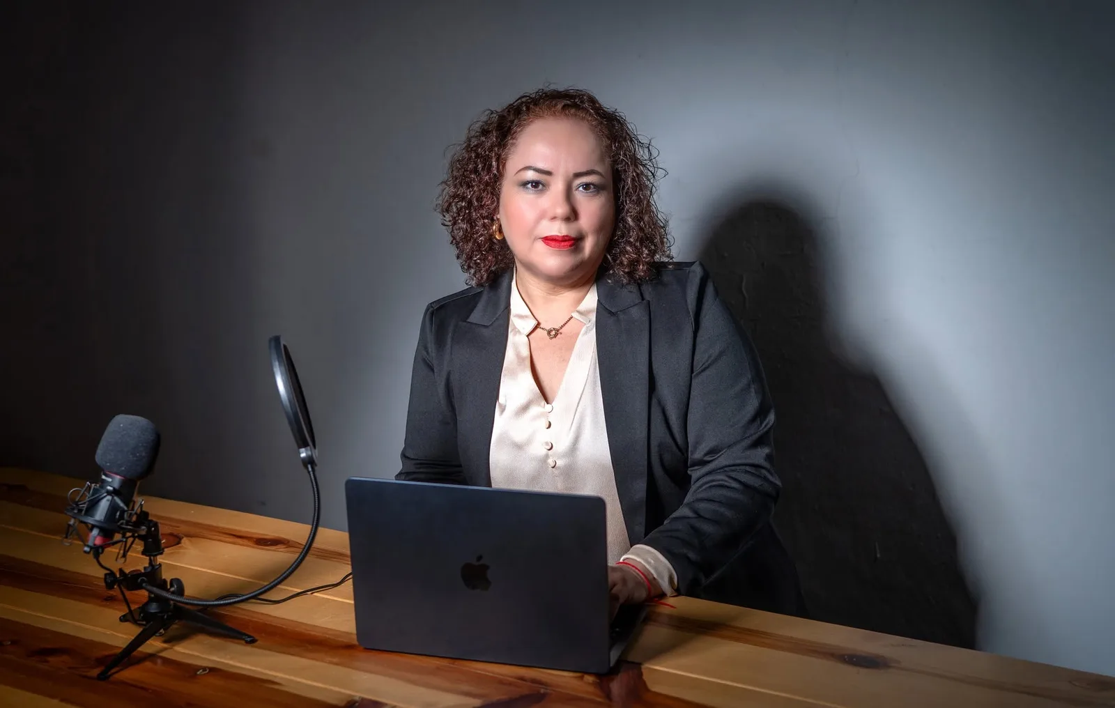 Mayra Torres frente a su micrófono