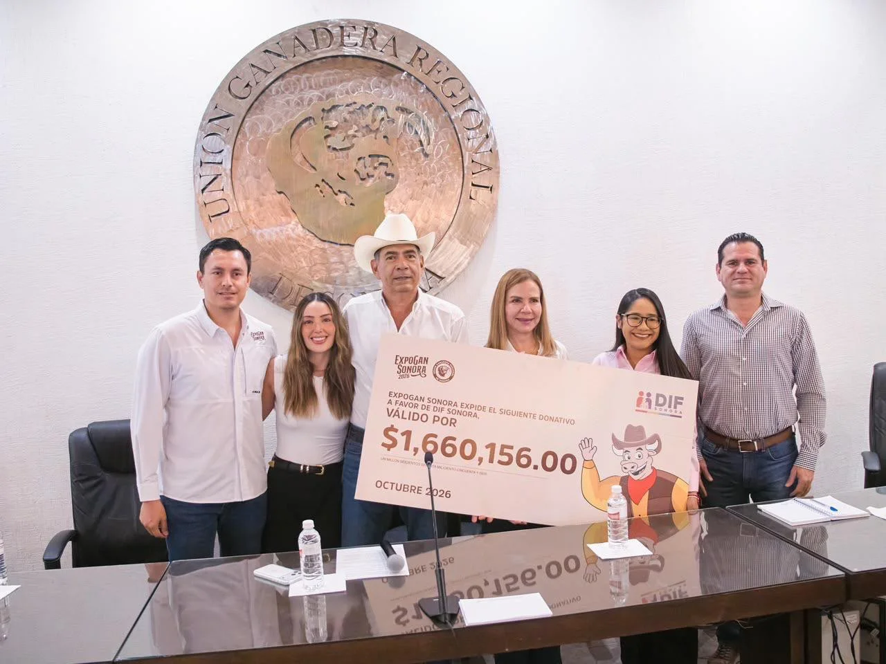 Entrega del cheque simbólico de la ExpoGan Sonora 2026 al DIF Sonora por 1,660,156 pesos