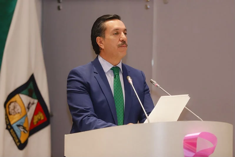 El diputado David Figueroa Ortega en tribuna del Congreso del Estado de Sonora.