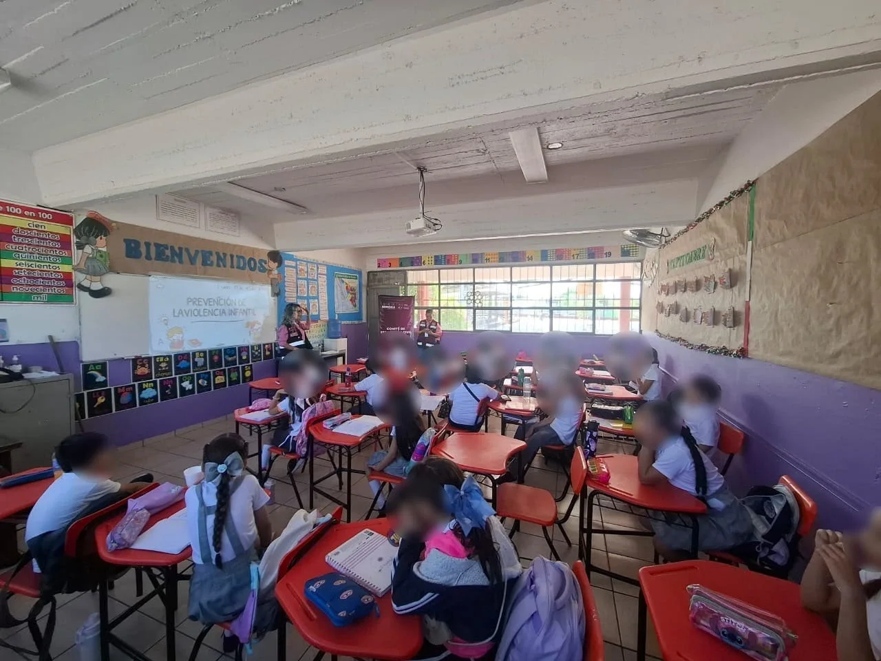 Sesión informativa de SALVA sobre prevención de la violencia infantil en una escuela primaria de Hermosillo.